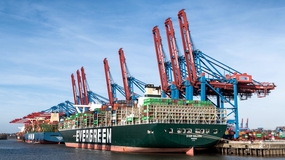 港口码头集装箱船摄影图片